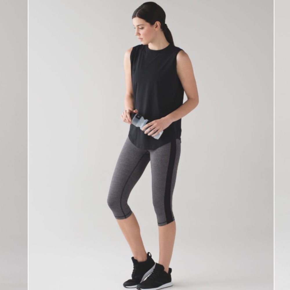 Lululemon Squad Goals Crop (17") ~Heathered Gray & Black, Size 6
